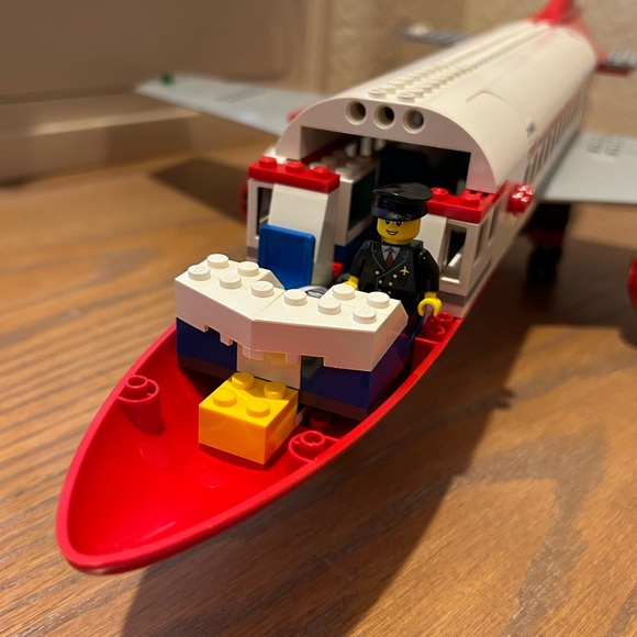 LEGO City Airport Terminal and Passenger Plane Set 3182 Retired - Picture 13 of 16